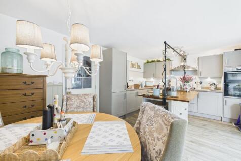 open plan dining/kitchen