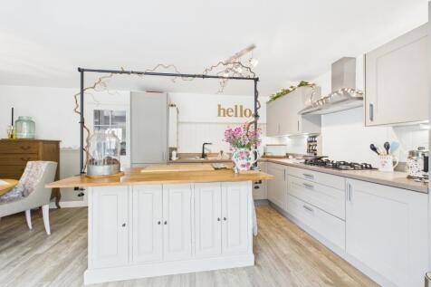 open plan dining/kitchen