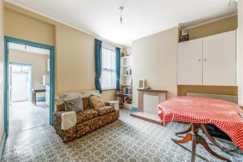 124 Elthorne Avenue-4.jpg