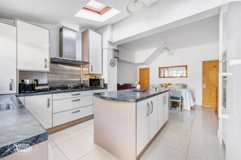 104 Cranmer Avenue-7.jpg