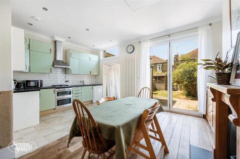 85 Camborne Avenue-5.jpg