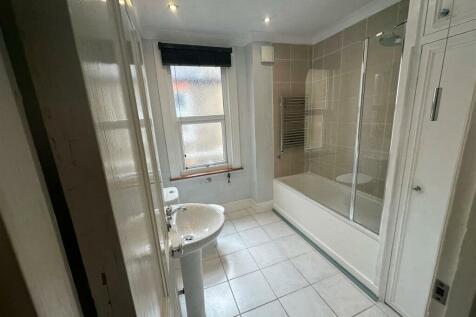 36a Station Road bathroom new.jpg