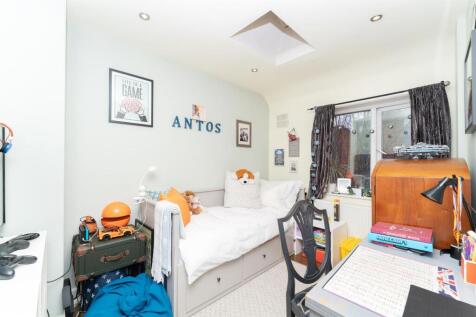 133 Harp Road bed 2.jpg
