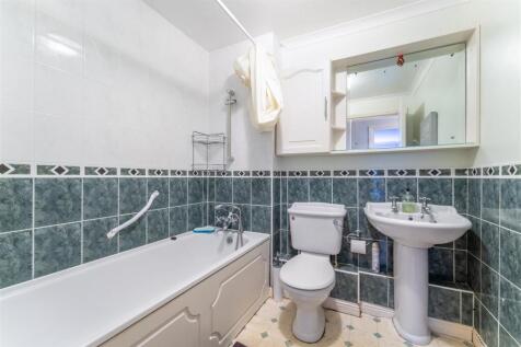 4 Anthony Court bath.jpg