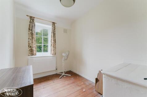 44 Westcott Bed 3.jpg
