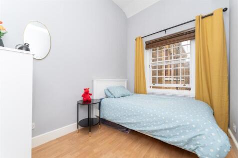 32 Osterlet Gdns Bed 2.jpg