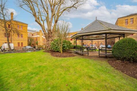 32 Osterley Gdns Grounds 2.jpg