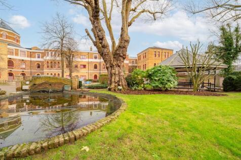 32 Osterley Gdns Grounds.jpg