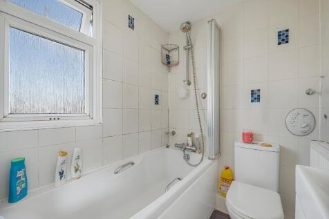 EN-SUITE BATHROOM