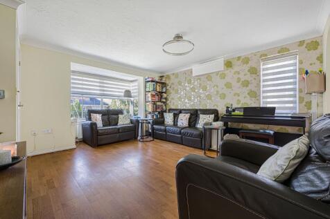 OPEN PLAN LOUNGE/DINING ROOM