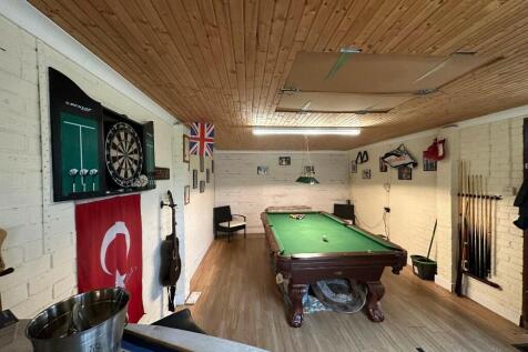 Garage/Snooker Room