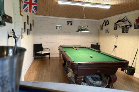 Garage/Snooker Room