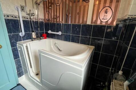 Shower/Bathroom
