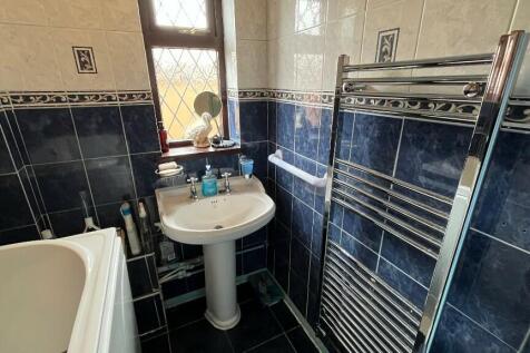 Shower/Bathroom
