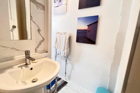Bath/shower/w.c.