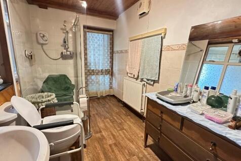 Bath/Shower Room