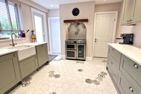 2 Bedroom Victorian Converted Garden Flat