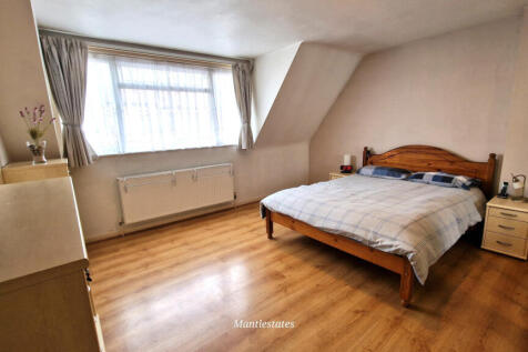 FRONT BEDROOM (1)