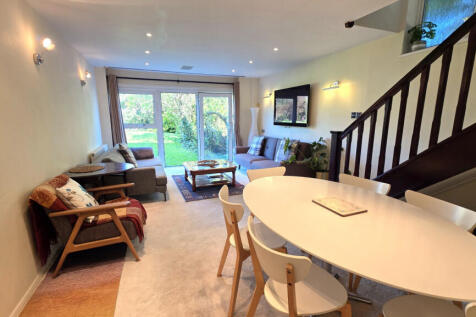 LOUNGE / DINING AREA