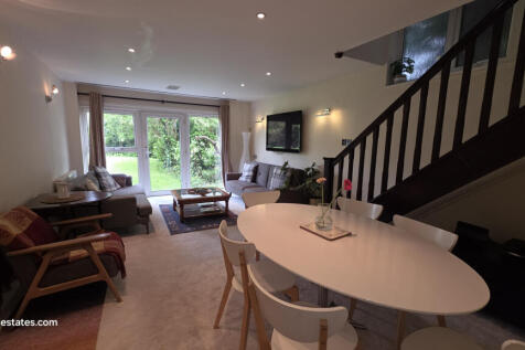 LOUNGE / DINING AREA