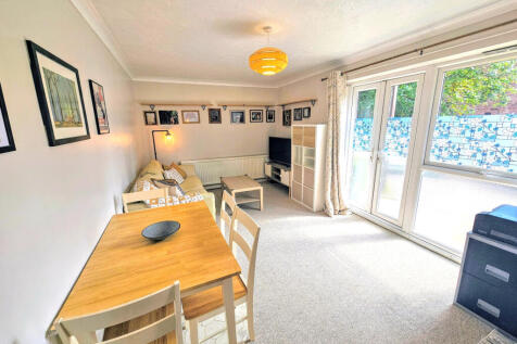 LOUNGE - DINING ROOM