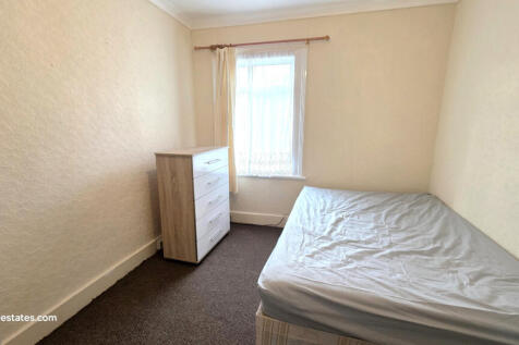 MIDDLE BEDROOM