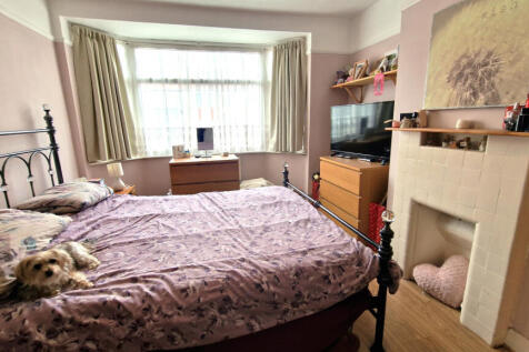 FRONT BEDROOM