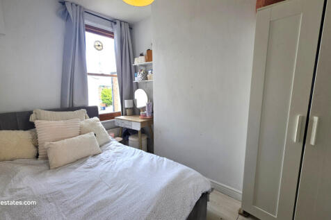 MIDDLE BEDROOM