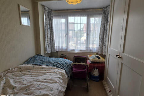 FRONT BEDROOM (3)