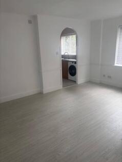 2 BEDROOM GROUND FLOOR FLAT