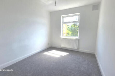 MIDDLE BEDROOM