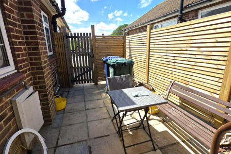 SIDE SPACE / PATIO
