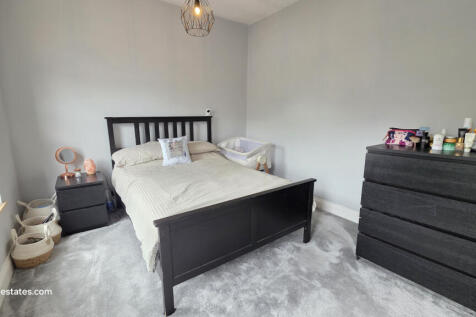 FRONT BEDROOM