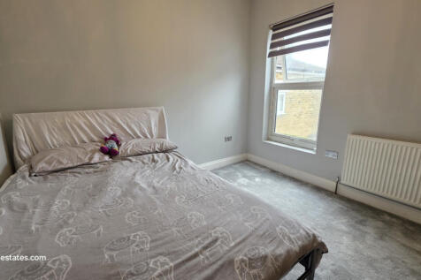 MIDDLE BEDROOM