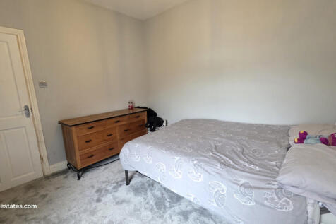 MIDDLE BEDROOM