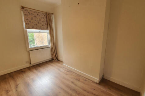 MIDDLE BEDROOM