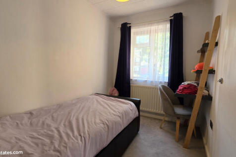FRONT BEDROOM