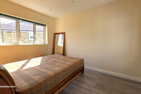 MIDDLE BEDROOM