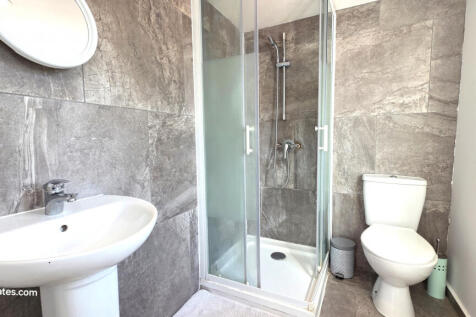 LOFT SHOWER ROOM