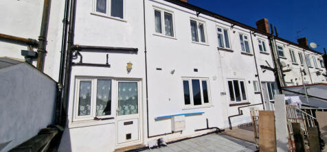 4 BEDROOM SPLIT LEVEL FLAT