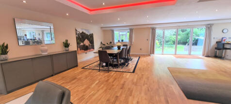 LOUNGE - DINING AREA