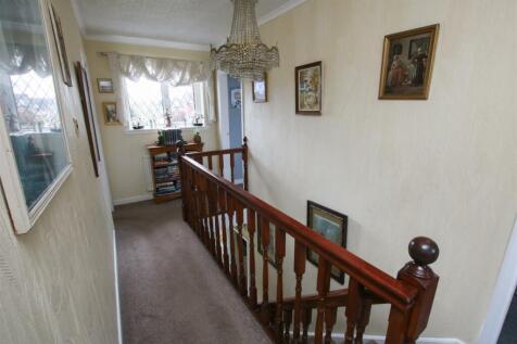 FIRST FLOOR LANDING