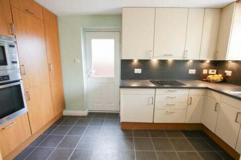 FITTED KITCHEN