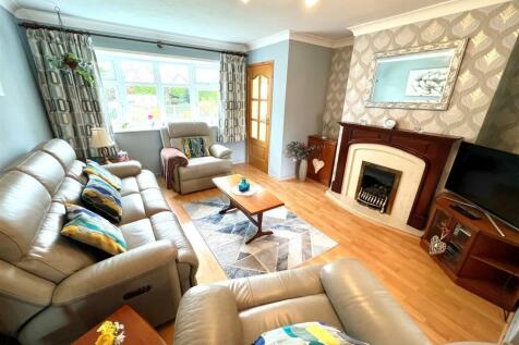 OPEN PLAN LOUNGE / DINING ROOM