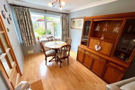 OPEN PLAN LOUNGE / DINING ROOM