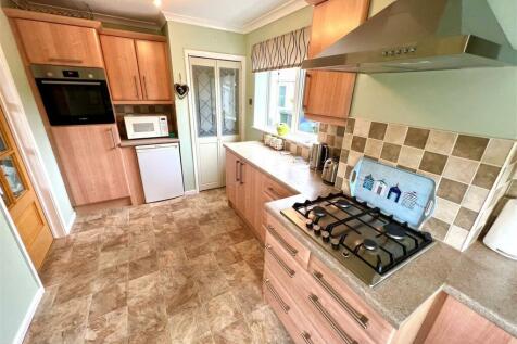 FITTED KITCHEN