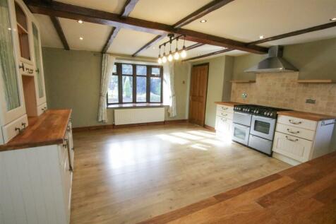 LARGE FAMILY KITCHEN