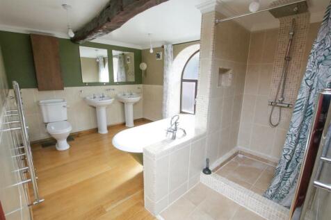EN SUITE BATHROOM