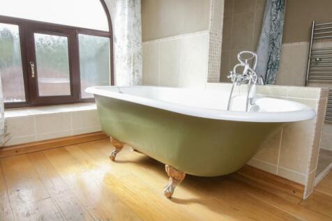 EN SUITE BATHROOM