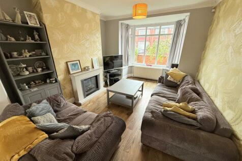 OPEN PLAN LOUNGE / DINING ROOM